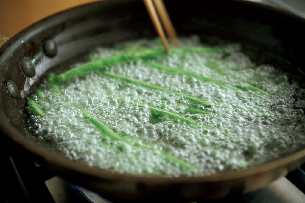 インゲンはシワシワになるくらい揚げる。バジルの葉も揚げる。油の量は少なめで。