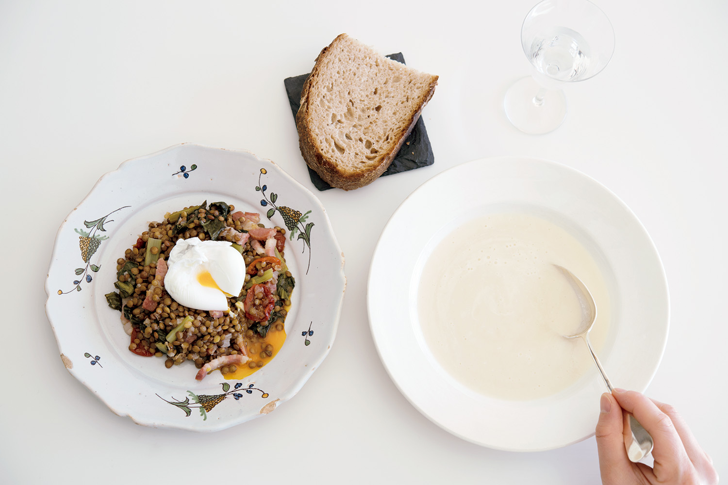 渡辺有子の料理教室 「レンズ豆と小松菜の温サラダ」は「カリフラワーと白味噌のポタージュ」と相性抜群。付け合わせのパンも、蒸してしっとり仕上げる。 | 「レンズ豆と小松菜の温サラダ」は「カリフラワーと白味噌のポタージュ」と相性抜群。付け合わせのパンも、蒸してしっとり仕上げる。 渡辺有子の料理教室 「レンズ豆と小松菜の温サラダ」は「カリフラワーと白味噌のポタージュ」と相性抜群。付け合わせのパンも、蒸してしっとり仕上げる。 | 「レンズ豆と小松菜の温サラダ」は「カリフラワーと白味噌のポタージュ」と相性抜群。付け合わせのパンも、蒸してしっとり仕上げる。