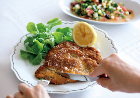 渡辺有子の料理教室 肉叩きで薄くのばした豚もも肉は、1人2枚、100ｇほどだが十分にお腹が満たされる。レモン汁とパルミジャーノをたっぷりふって。