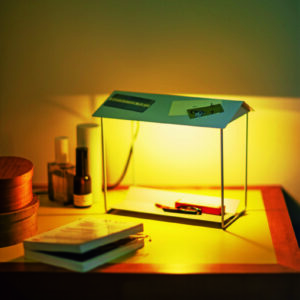 机の上のホームとなる、小物置きを兼ねるランプ。_小さな住まいのための、コンパクトで便利なインテリア。vol.15