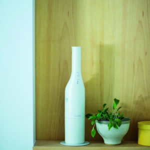 液体もOK、水回りでも活躍のコードレス掃除機。_小さな住まいのための、コンパクトで便利なインテリア。vol.17