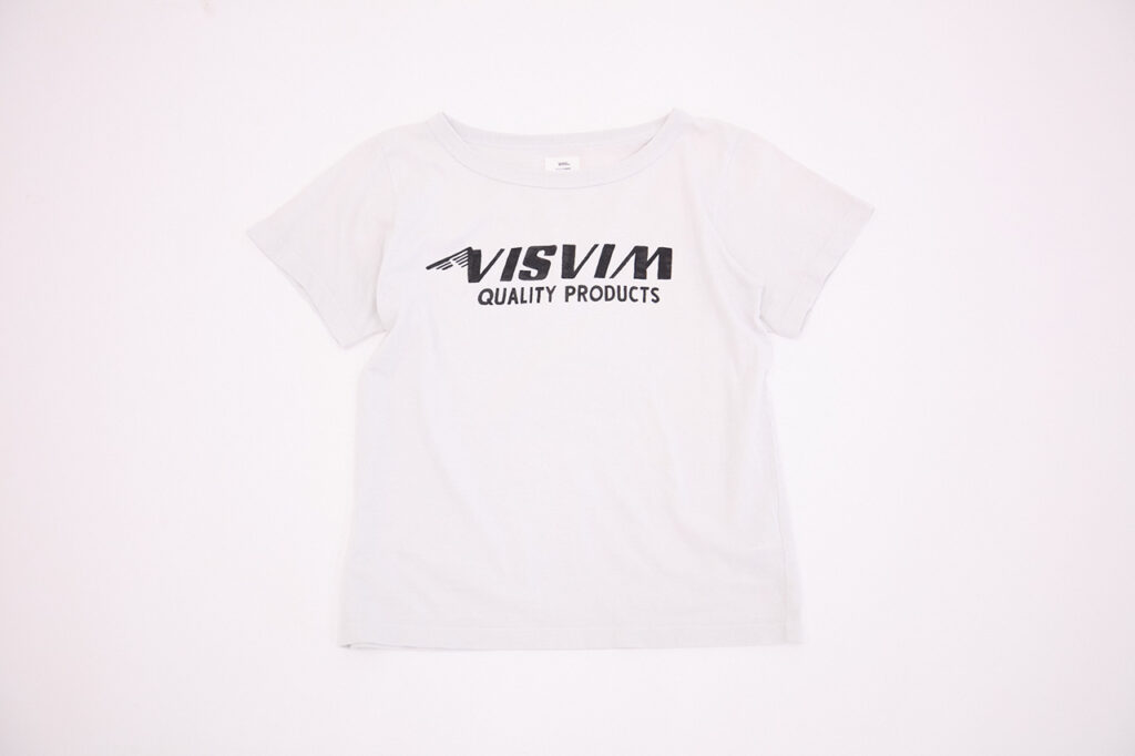 　26/-天竺 シルクスクリーンでvisvimロゴをプリント。ダメージ加工のTシャツ「CARREE TEE S/S CRASH W」。