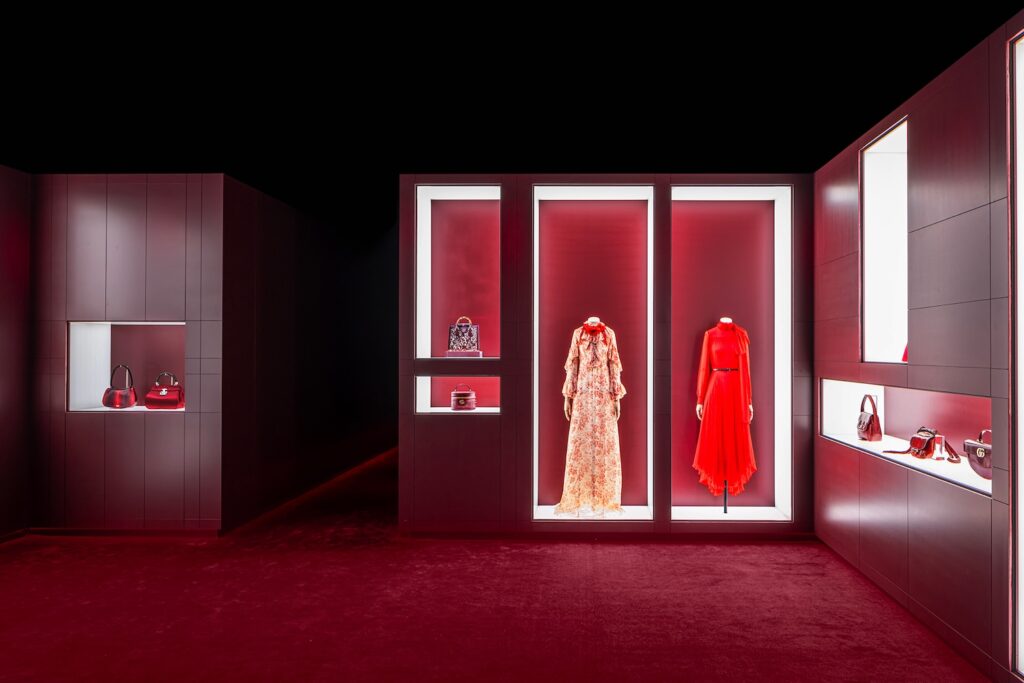 〈グッチ〉の歴史と現代への系譜を紐解く展覧会「GUCCI COSMOS」が京都市京セラ美術館で12月1日まで開催中。