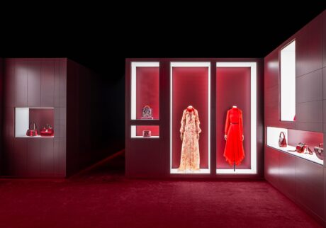 〈グッチ〉の歴史と現代への系譜を紐解く展覧会「GUCCI COSMOS」が京都市京セラ美術館で12月1日まで開催中。