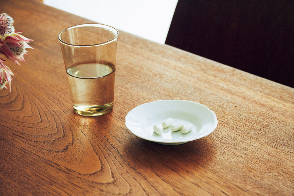 朝の始まりは1杯の水と4粒の「エクエル」から。「飲みやすいサプリなので、習慣として続けやすいです」