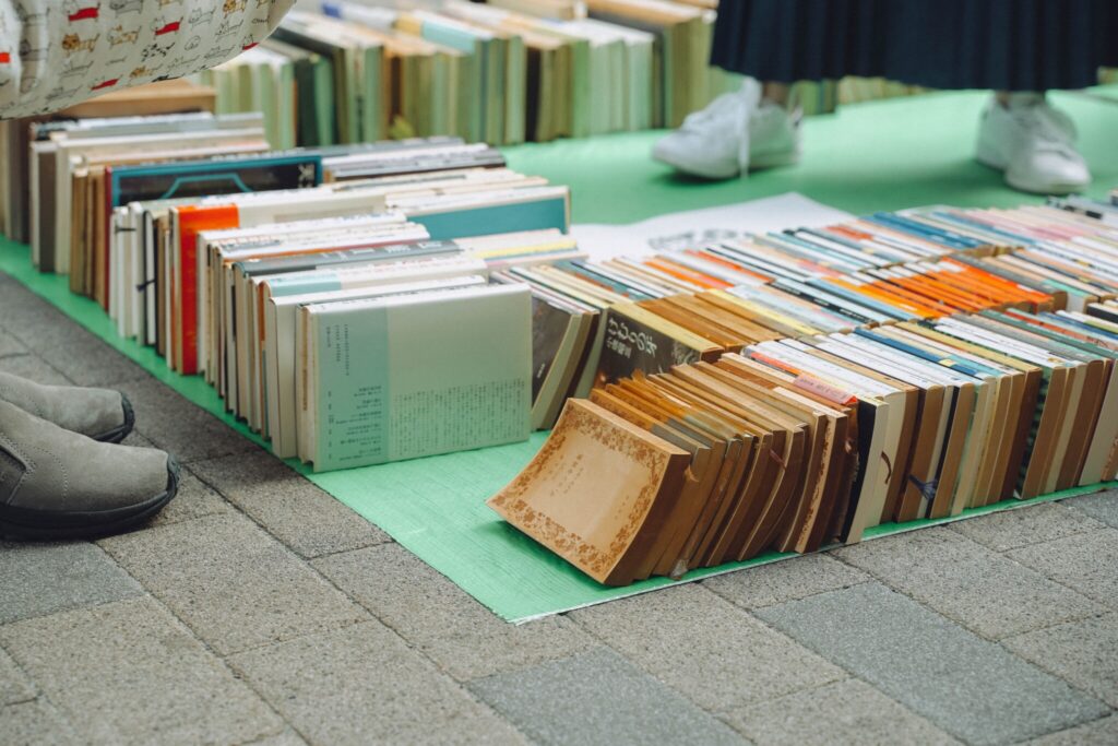 「RockとBookは似ている、RockにフェスがあるならBookにフェスがあってもいい」という、〈ほぼ日〉代表の糸井重里さんの発想を起点に始まった「前橋BOOK FES」。「本でみんなが元気になる。」のコンセプトのもと、想いの詰まった一冊を新たな人に繋げる本の祭典だ。2022年に開催された初回には48,000人が来場。待望の第2回が、を10月19日 (土) 、20日 (日) の２日間、群馬県前橋市の中心市街地「まちなかエリア」にて開催する。