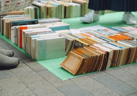 「RockとBookは似ている、RockにフェスがあるならBookにフェスがあってもいい」という、〈ほぼ日〉代表の糸井重里さんの発想を起点に始まった「前橋BOOK FES」。「本でみんなが元気になる。」のコンセプトのもと、想いの詰まった一冊を新たな人に繋げる本の祭典だ。2022年に開催された初回には48,000人が来場。待望の第2回が、を10月19日 (土) 、20日 (日) の２日間、群馬県前橋市の中心市街地「まちなかエリア」にて開催する。