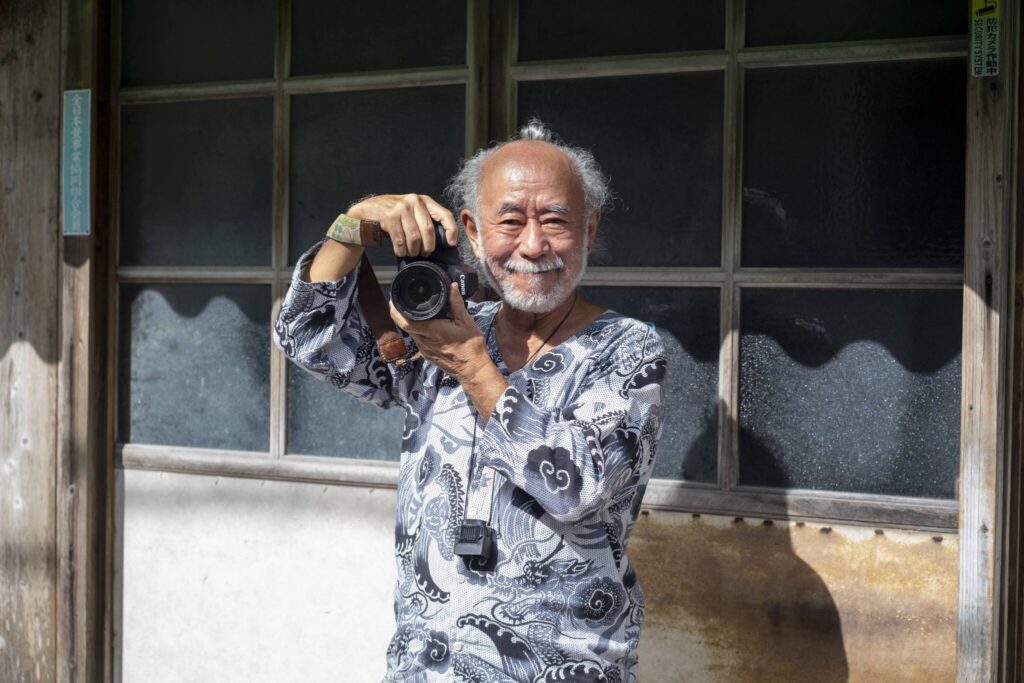 約50年にわたり沖縄の人々の暮らしや地域の祭り、市場の風景などを撮影してきた南方写真師・垂見健吾さん。写真集「めくってもめくってもオキナワ」から作品を展示する。