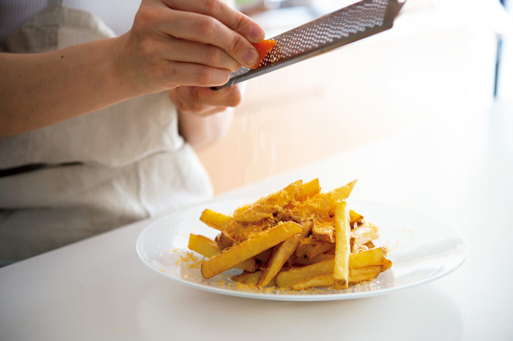 渡辺有子の料理教室 ポテトフライにはたっぷりのミモレットチーズと黒胡椒を。下準備をきちんとすることで驚くほどおいしくなる。 | ポテトフライにはたっぷりのミモレットチーズと黒胡椒を。下準備をきちんとすることで驚くほどおいしくなる。 渡辺有子の料理教室 ポテトフライにはたっぷりのミモレットチーズと黒胡椒を。下準備をきちんとすることで驚くほどおいしくなる。