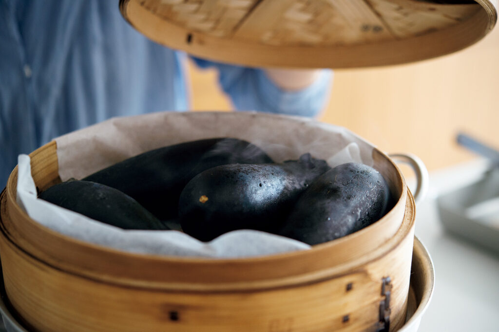 渡辺有子の料理教室 蒸し器でジューシーな蒸しナスを作る。皮に穴をあけるのは破裂を防ぐため。 | 蒸し器でジューシーな蒸しナスを作る。皮に穴をあけるのは破裂を防ぐため。