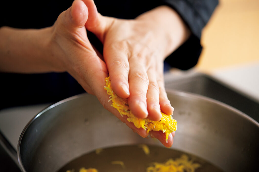 渡辺有子の料理教室 冷水にとった菊の花は指先でギュッと押さえるようにして、よく水気を絞る。 | 冷水にとった菊の花は指先でギュッと押さえるようにして、よく水気を絞る。