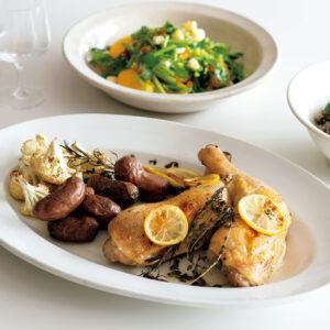 渡辺有子の料理教室 骨付きモモ肉は、オーブンで焼くことで余分な油が落ちて、皮がパリッと仕上がる。オーバル皿に盛り付けると、よりご馳走らしさが増す。 | 骨付きモモ肉は、オーブンで焼くことで余分な油が落ちて、皮がパリッと仕上がる。オーバル皿に盛り付けると、よりご馳走らしさが増す。