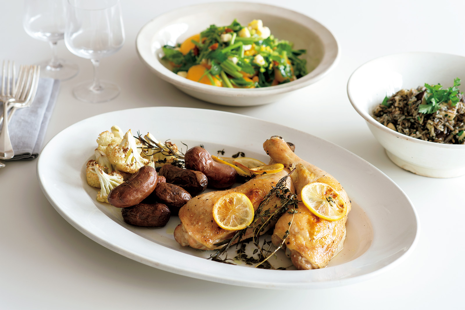 オーブンで手軽に作れる冬のご馳走。「骨付きモモ肉のロースト」「柿と芹のサラダ」「キノコとハーブのワイルドライス」。渡辺有子の料理教室2年目11月