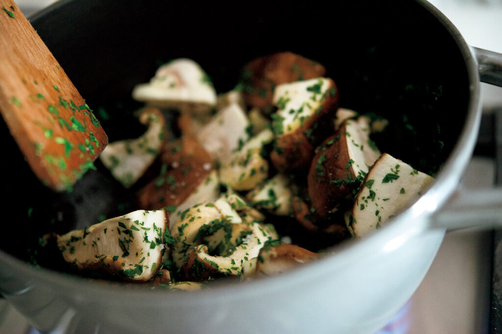 渡辺有子の料理教室 オリーブオイルで炒めたキノコとハーブを蒸して、旨味と香りを引き出す。 | オリーブオイルで炒めたキノコとハーブを蒸して、旨味と香りを引き出す。 渡辺有子の料理教室 オリーブオイルで炒めたキノコとハーブを蒸して、旨味と香りを引き出す。 | オリーブオイルで炒めたキノコとハーブを蒸して、旨味と香りを引き出す。