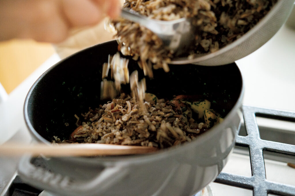 渡辺有子の料理教室 茹でたワイルドライスを加えてさらに炒める。パスタのような手軽さがうれしい。 | 茹でたワイルドライスを加えてさらに炒める。パスタのような手軽さがうれしい。 渡辺有子の料理教室 茹でたワイルドライスを加えてさらに炒める。パスタのような手軽さがうれしい。 | 茹でたワイルドライスを加えてさらに炒める。パスタのような手軽さがうれしい。