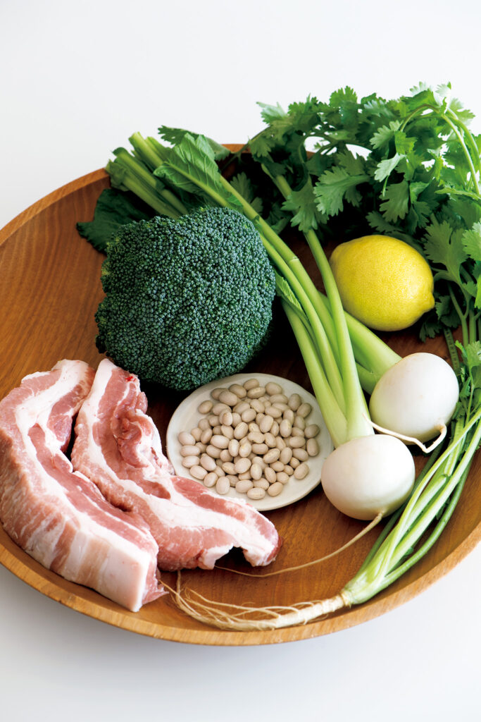 渡辺有子の料理教室 白インゲン豆は豚肉と。カブはパクチーと合わせます。ブロッコリーはゆで卵と温菜に。 | 白インゲン豆は豚肉と。カブはパクチーと合わせます。ブロッコリーはゆで卵と温菜に。 渡辺有子の料理教室 白インゲン豆は豚肉と。カブはパクチーと合わせます。ブロッコリーはゆで卵と温菜に。