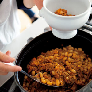 渡辺有子の料理教室 豚バラ肉の塊がホロホロ軟らかくなるまで煮込む。このままでも十分おいしいが、オーブンで焼き目をつければ目にも嬉しい一品に。 | 豚バラ肉の塊がホロホロ軟らかくなるまで煮込む。このままでも十分おいしいが、オーブンで焼き目をつければ目にも嬉しい一品に。