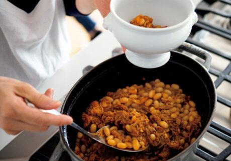 渡辺有子の料理教室 豚バラ肉の塊がホロホロ軟らかくなるまで煮込む。このままでも十分おいしいが、オーブンで焼き目をつければ目にも嬉しい一品に。 | 豚バラ肉の塊がホロホロ軟らかくなるまで煮込む。このままでも十分おいしいが、オーブンで焼き目をつければ目にも嬉しい一品に。 渡辺有子の料理教室 豚バラ肉の塊がホロホロ軟らかくなるまで煮込む。このままでも十分おいしいが、オーブンで焼き目をつければ目にも嬉しい一品に。 | 豚バラ肉の塊がホロホロ軟らかくなるまで煮込む。このままでも十分おいしいが、オーブンで焼き目をつければ目にも嬉しい一品に。