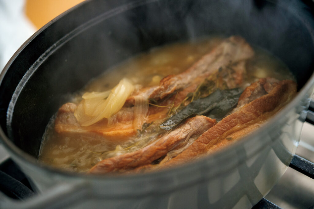 渡辺有子の料理教室 豚バラ肉を豆の茹で汁でホロホロになるまで煮込むので、鍋は厚手のものが良い。 | 豚バラ肉を豆の茹で汁でホロホロになるまで煮込むので、鍋は厚手のものが良い。 渡辺有子の料理教室 豚バラ肉を豆の茹で汁でホロホロになるまで煮込むので、鍋は厚手のものが良い。 | 豚バラ肉を豆の茹で汁でホロホロになるまで煮込むので、鍋は厚手のものが良い。