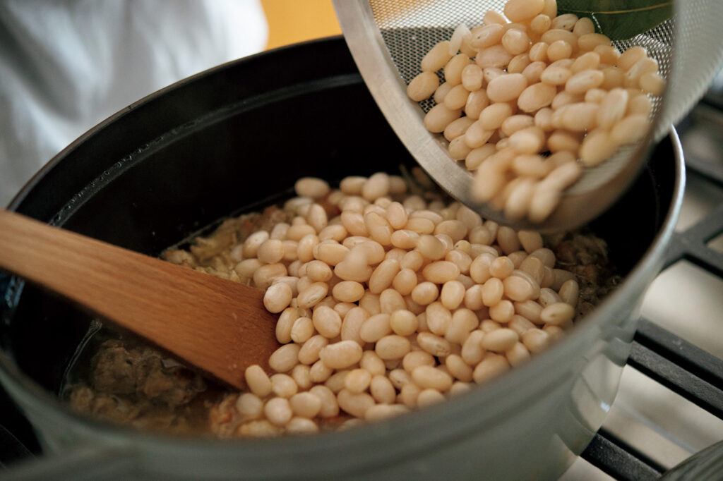 渡辺有子の料理教室 肉や玉ネギ、ハーブのいい味を白インゲン豆にたっぷり吸わせることが味の要。 | 肉や玉ネギ、ハーブのいい味を白インゲン豆にたっぷり吸わせることが味の要。 渡辺有子の料理教室 肉や玉ネギ、ハーブのいい味を白インゲン豆にたっぷり吸わせることが味の要。 | 肉や玉ネギ、ハーブのいい味を白インゲン豆にたっぷり吸わせることが味の要。