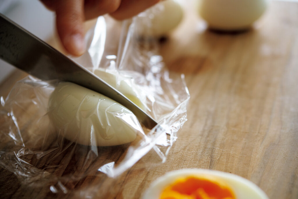 渡辺有子の料理教室 ゆで卵を半分に切るときは、ラップの上からカットすると白身に黄身がつかない。 | ゆで卵を半分に切るときは、ラップの上からカットすると白身に黄身がつかない。 渡辺有子の料理教室 ゆで卵を半分に切るときは、ラップの上からカットすると白身に黄身がつかない。 | ゆで卵を半分に切るときは、ラップの上からカットすると白身に黄身がつかない。