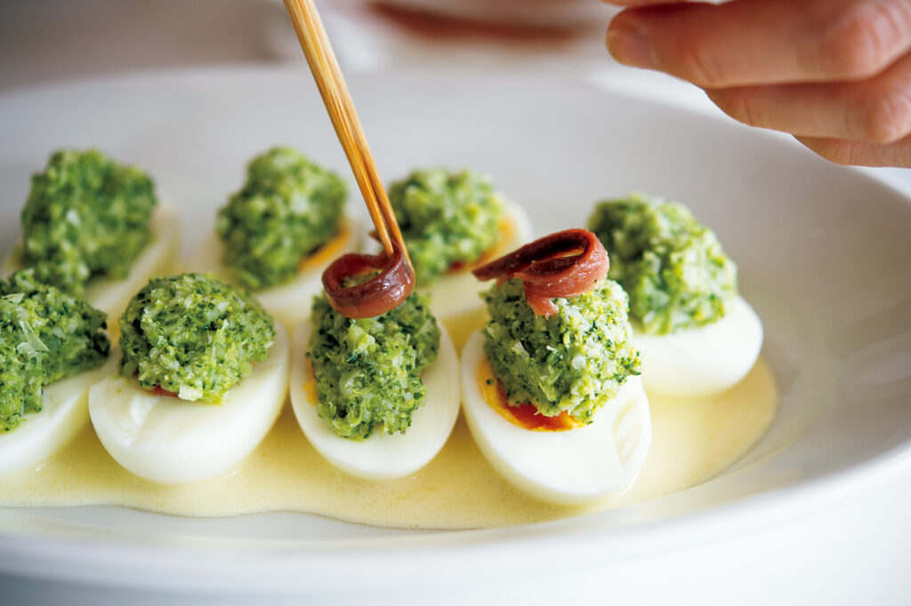 渡辺有子の料理教室 縦半分に切ったアンチョビは、盛り付け箸を使ってくるりと巻くようにのせる。 | 縦半分に切ったアンチョビは、盛り付け箸を使ってくるりと巻くようにのせる。 渡辺有子の料理教室 縦半分に切ったアンチョビは、盛り付け箸を使ってくるりと巻くようにのせる。 | 縦半分に切ったアンチョビは、盛り付け箸を使ってくるりと巻くようにのせる。