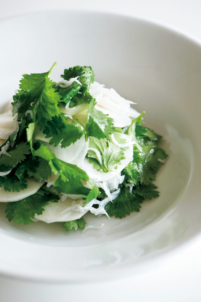 渡辺有子の料理教室 カブとパクチーのサラダ 渡辺有子の料理教室 カブとパクチーのサラダ