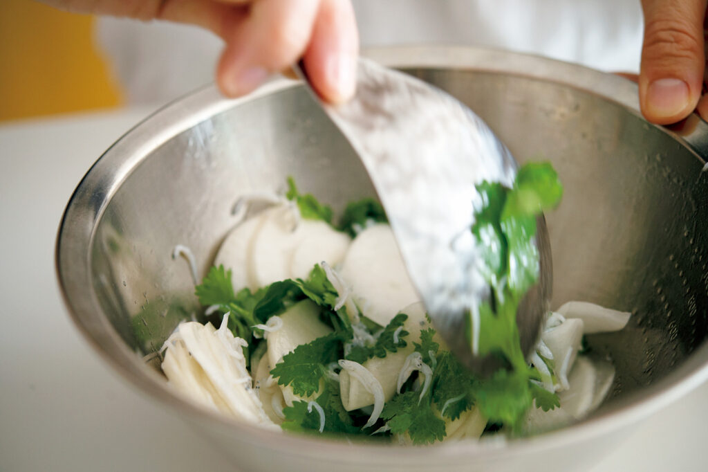 渡辺有子の料理教室 カブと塩をボウルに入れて、なじんだらサーバーなどで他の材料と和える。 | カブと塩をボウルに入れて、なじんだらサーバーなどで他の材料と和える。 渡辺有子の料理教室 カブと塩をボウルに入れて、なじんだらサーバーなどで他の材料と和える。 | カブと塩をボウルに入れて、なじんだらサーバーなどで他の材料と和える。