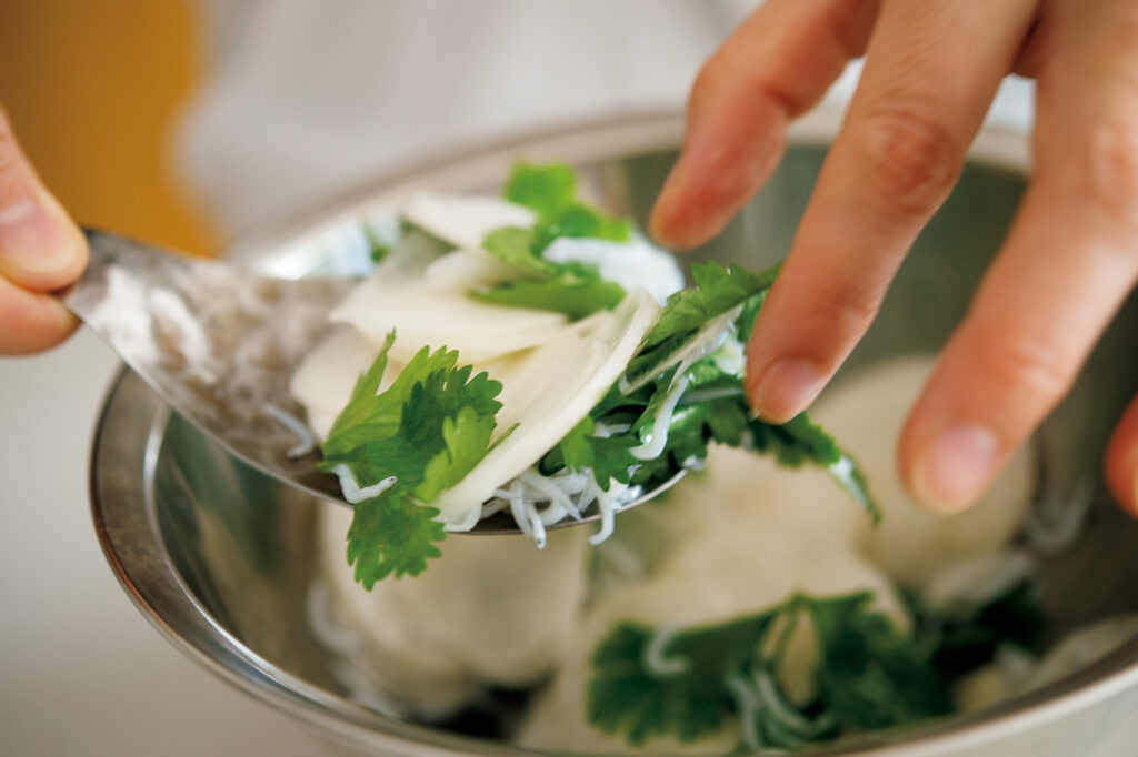 渡辺有子の料理教室 一連の作業にサーバーを使えば、そのまま皿への盛り付けもスムーズ。 | 一連の作業にサーバーを使えば、そのまま皿への盛り付けもスムーズ。 渡辺有子の料理教室 一連の作業にサーバーを使えば、そのまま皿への盛り付けもスムーズ。 | 一連の作業にサーバーを使えば、そのまま皿への盛り付けもスムーズ。