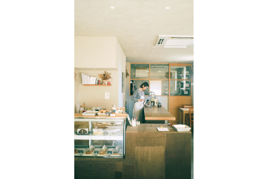 店主の窪田秀平さんは関東出身。旅で訪れた高知に、「気づいたら移住してました」と笑う。6〜7種類のタルトやチーズケーキが並ぶ。