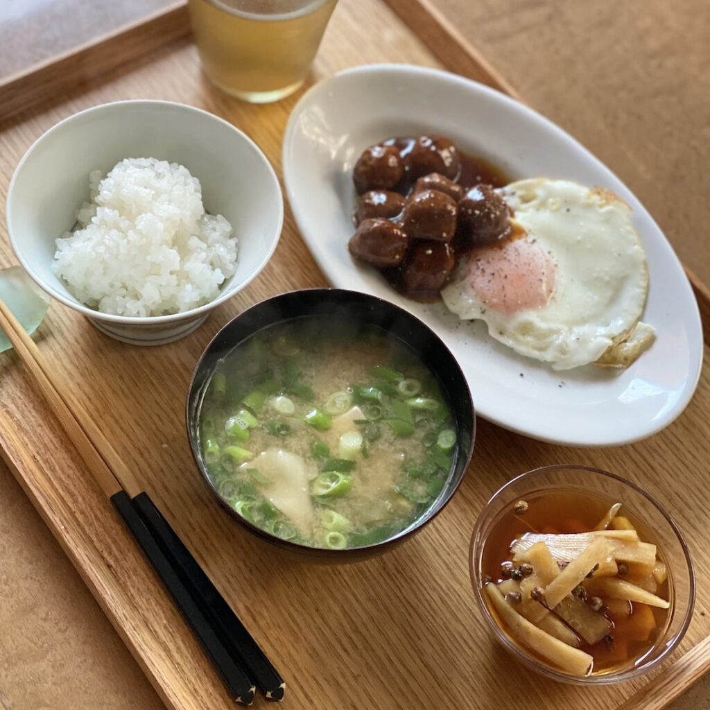 レトルトのミートボールに目玉焼きを添えての「ミートボール定食」。大根の醤油漬けは 花椒がきいた台湾風。やっぱり野菜の副菜はちょっとあるとうれしいですね。