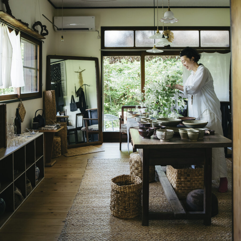 morozumi 玄関で靴を脱ぎ、リラックスして過ごせる木造一軒家。室内から見える庭の景色が、客人の心を和ませてくれる。