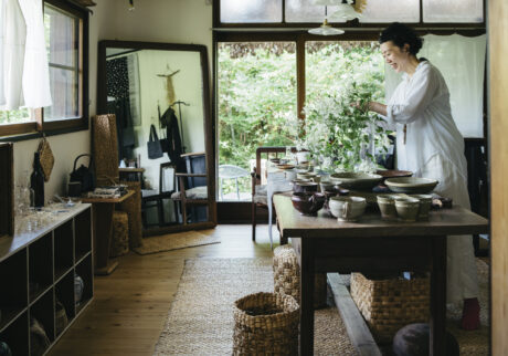 morozumi 玄関で靴を脱ぎ、リラックスして過ごせる木造一軒家。室内から見える庭の景色が、客人の心を和ませてくれる。