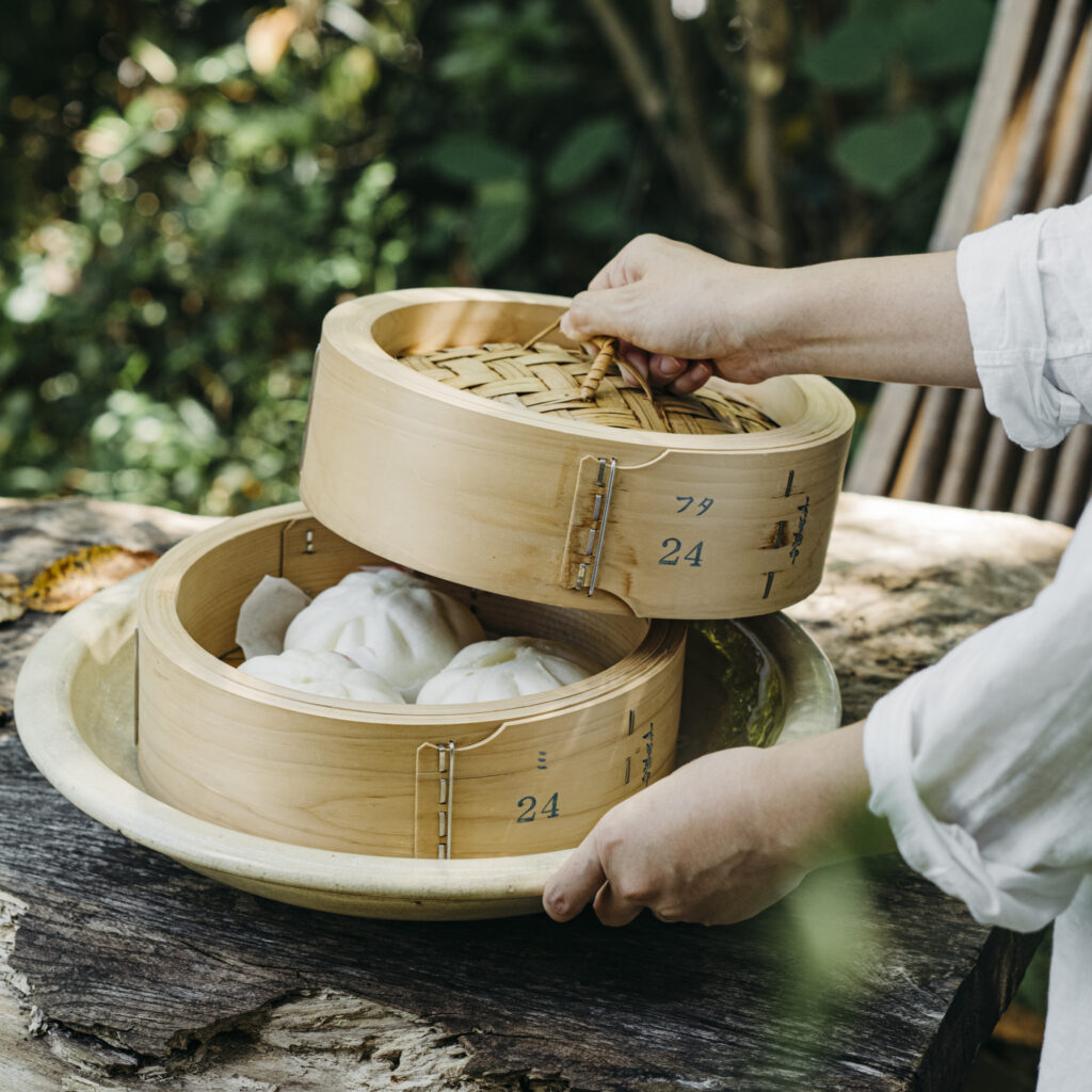 morozumi 中華せいろ 国産ヒノキで作られた、岐阜県産のせいろ。蓋は竹で編み込まれている。「価格が手頃な杉や竹素材を選ぶ人が多いように思いますが、私がおすすめしたいのは断然、ヒノキ素材。特殊な製法で作られた曲げの部分が厚く、強度があるので長持ちします。食卓だけではなくキャンプに持ち出してみるのもいい」。∅240㎜ ミ ￥8,800、フタ ￥9,350