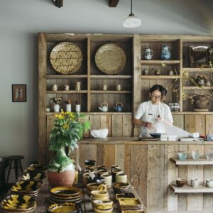 「うちの店は家族で訪れる人が多いんです」と『工芸喜頓』の石原文子さん。日本各地に点在する窯元を直接訪れ、買い付けている。