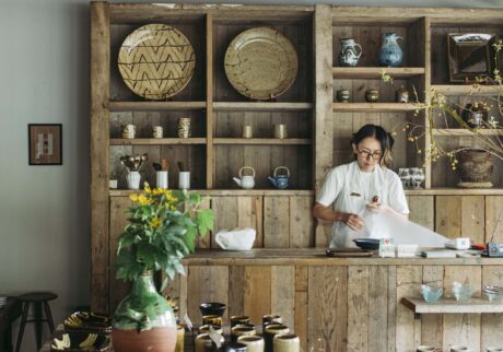 「うちの店は家族で訪れる人が多いんです」と『工芸喜頓』の石原文子さん。日本各地に点在する窯元を直接訪れ、買い付けている。