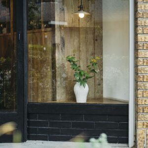 工芸喜頓 店内がいきいきとした空間になるように、グリーンや季節の花を欠かさずしつらえるのが石原さんのスタイル。