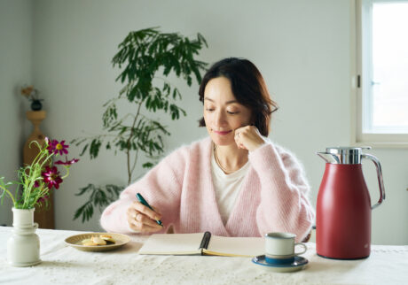 思いついたアイデアをノートに書き留めながら。「コーヒーが好きなのですが執筆中はつい飲みすぎてしまうので、最近はハーブティーをよく飲むようにしています」