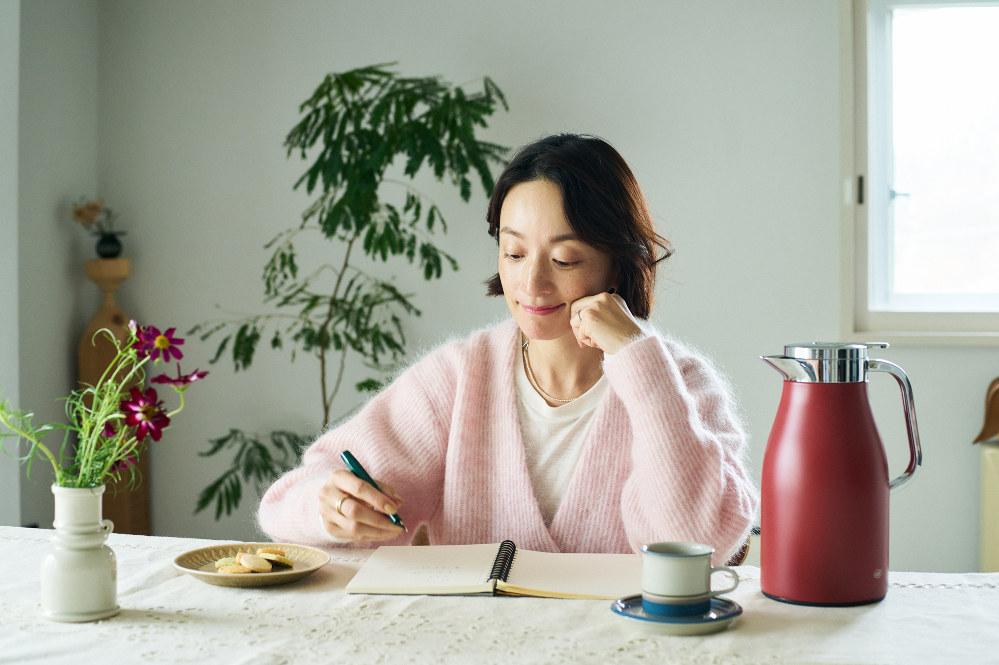 思いついたアイデアをノートに書き留めながら。「コーヒーが好きなのですが執筆中はつい飲みすぎてしまうので、最近はハーブティーをよく飲むようにしています」