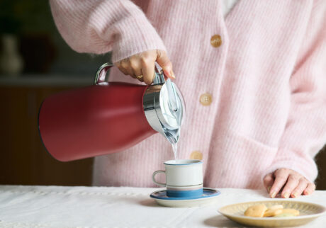 好きなポット、好きなお茶、好きな器で楽しむティータイム。「カップはフィンランドで見つけたアラビアのヴィンテージのカップ。お気に入りの器にするだけで満足感が上がります」