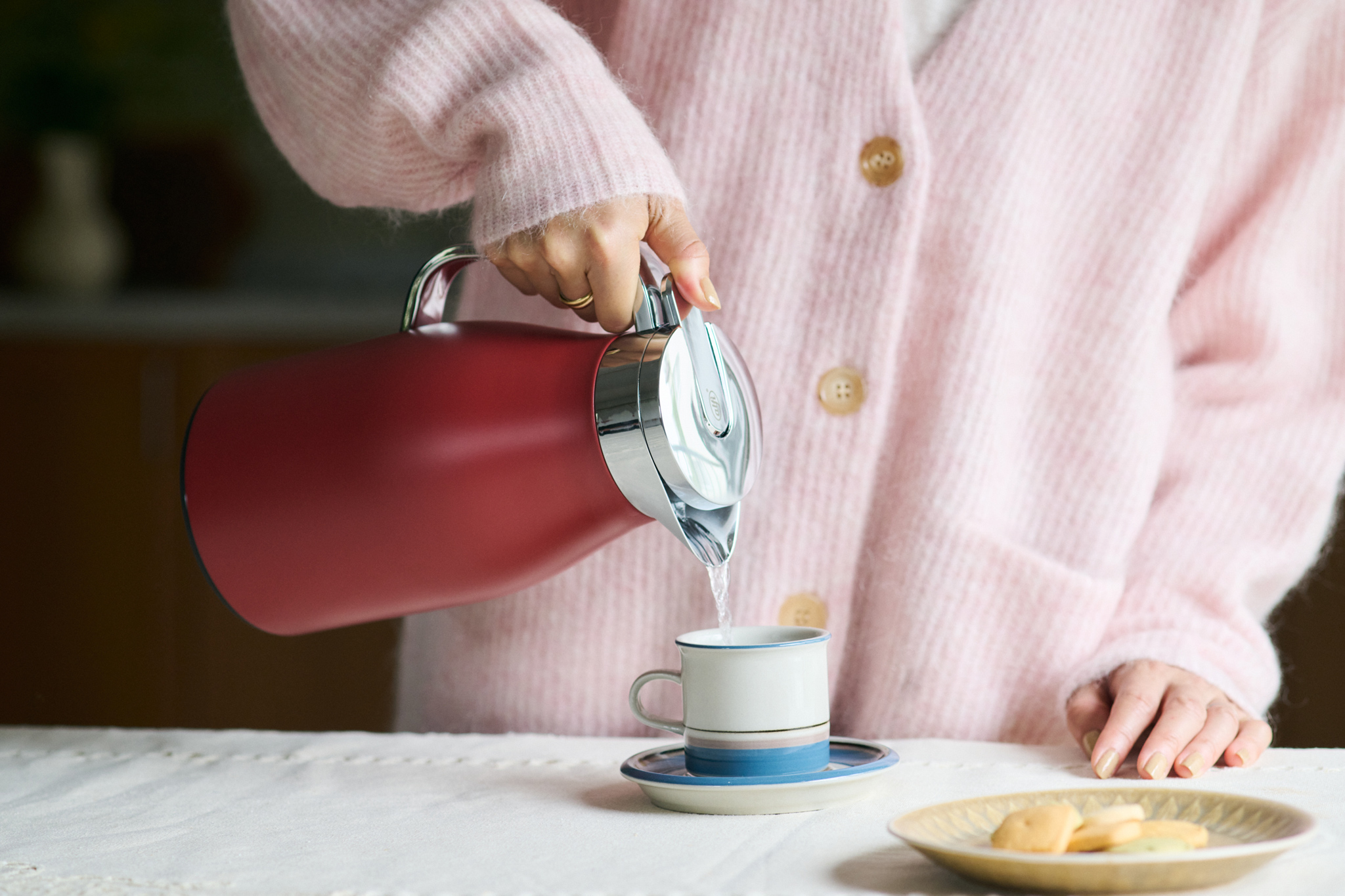 好きなポット、好きなお茶、好きな器で楽しむティータイム。「カップはフィンランドで見つけたアラビアのヴィンテージのカップ。お気に入りの器にするだけで満足感が上がります」