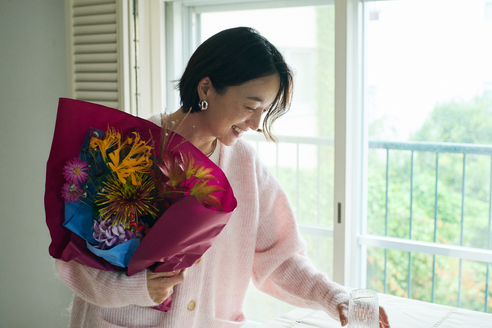 季節の移ろいに目を向けながら、部屋に花を欠かさないのが高山さんの心地よい暮らしの秘訣。いろいろな生花店を回って、店ごとに異なる花の仕入れやアレンジメントを楽しんでいる。