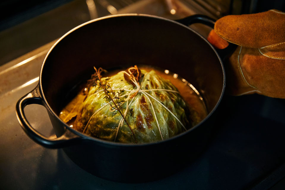 キャベツ丸ごとのような見た目が印象的なシューファルシは、日本でいうロールキャベツのような料理。フランス・オーベルニュ地方発祥の郷土料理ではあるけれど、地方や家庭によって見た目も作り方もさまざま。