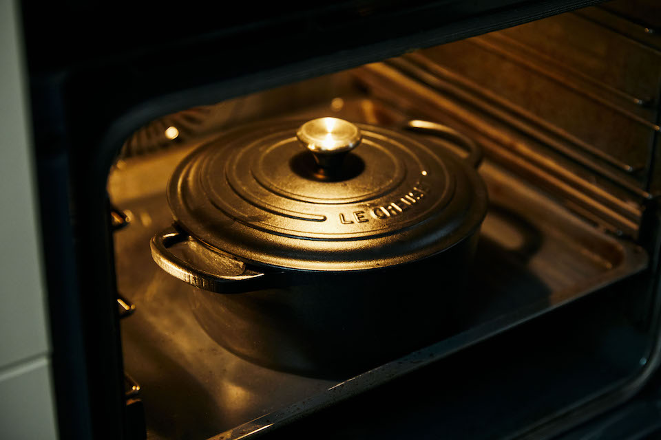 鋳物ホーローの〈ル・クルーゼ〉の鍋は、オーブン（260℃まで）で使うことができる。シューファルシも、まるごとオーブンに入れて蒸し煮にすれば、やわらかくてジューシーな仕上がりに。