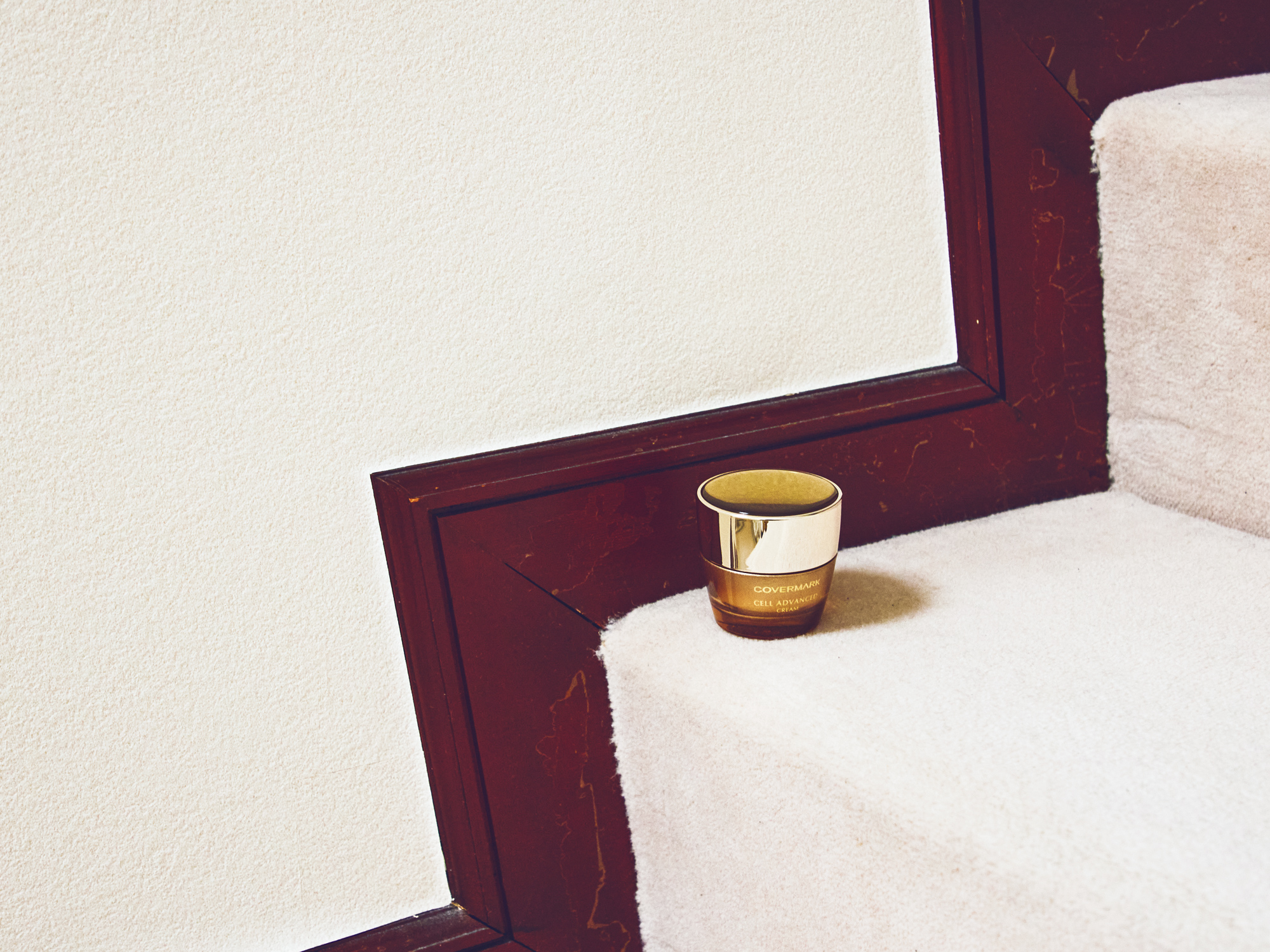 眠っているあいだに「ハリ」を高める〈カバーマーク〉のクリーム