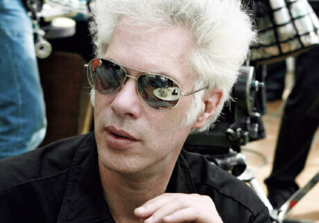 ジム・ジャームッシュ_Jim Jarmusch 1953年、アメリカ生まれ。初長編監督作品『パーマネント・バケーション』 (’80年) で注目されて以降、常にインディペンデント映画界のトップアイコンであり続ける。商業映画デビューは『ストレンジャー・ザン・パラダイス』 (’84年) 。『ナイト・オン・ザ・プラネット』 (’91年) は世界の各都市のタクシードライバーと乗客の5つの会話によるオムニバス。『コーヒー＆シガレッツ』 (2003年) はイギー・ポップやケイト・ブランシェット、ビル・マーレイら著名人が11組、本人として出演している。最新作は『Father, Mother,Sister,Brother』 (公開時期未発表) 。