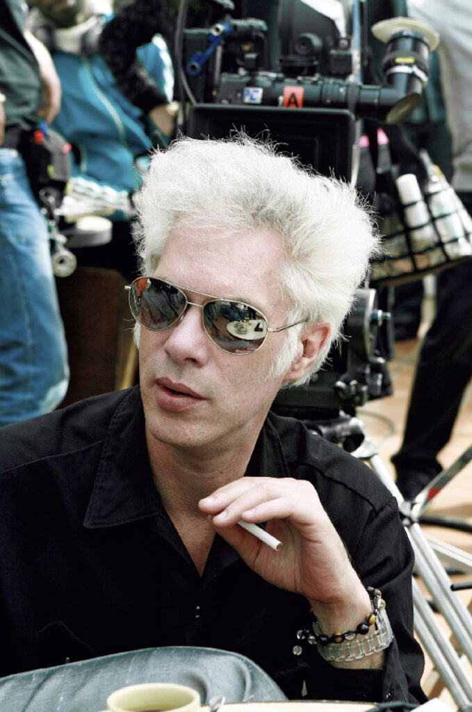 ジム・ジャームッシュ_Jim Jarmusch 1953年、アメリカ生まれ。初長編監督作品『パーマネント・バケーション』 (’80年) で注目されて以降、常にインディペンデント映画界のトップアイコンであり続ける。商業映画デビューは『ストレンジャー・ザン・パラダイス』 (’84年) 。『ナイト・オン・ザ・プラネット』 (’91年) は世界の各都市のタクシードライバーと乗客の5つの会話によるオムニバス。『コーヒー＆シガレッツ』 (2003年) はイギー・ポップやケイト・ブランシェット、ビル・マーレイら著名人が11組、本人として出演している。最新作は『Father, Mother,Sister,Brother』 (公開時期未発表) 。