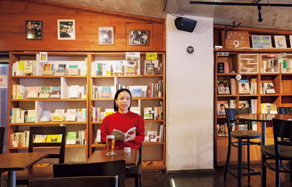 行きつけの映画館はいくつもあり、渋谷のユーロスペースには月に一度くらいの頻度で通っている。映画鑑賞後は1階の『Cafe9』で、ビールを飲みながら映画の余韻に浸るのがルーティン。<br /> <small>ニット￥93,500 (ユーモレスク ☎03‒6452‒6255) パンツ￥53,900 (トゥジュー／トゥジュー 代官山ストア ☎03‒5939‒8090) イヤリング￥79,200 (ホアキン・ベラオ ☎03‒6821‒7772) </small>