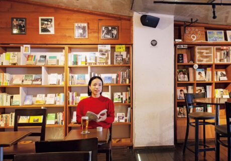 行きつけの映画館はいくつもあり、渋谷のユーロスペースには月に一度くらいの頻度で通っている。映画鑑賞後は1階の『Cafe9』で、ビールを飲みながら映画の余韻に浸るのがルーティン。 ニット￥93,500 (ユーモレスク ☎03‒6452‒6255) パンツ￥53,900 (トゥジュー／トゥジュー 代官山ストア ☎03‒5939‒8090) イヤリング￥79,200 (ホアキン・ベラオ ☎03‒6821‒7772)