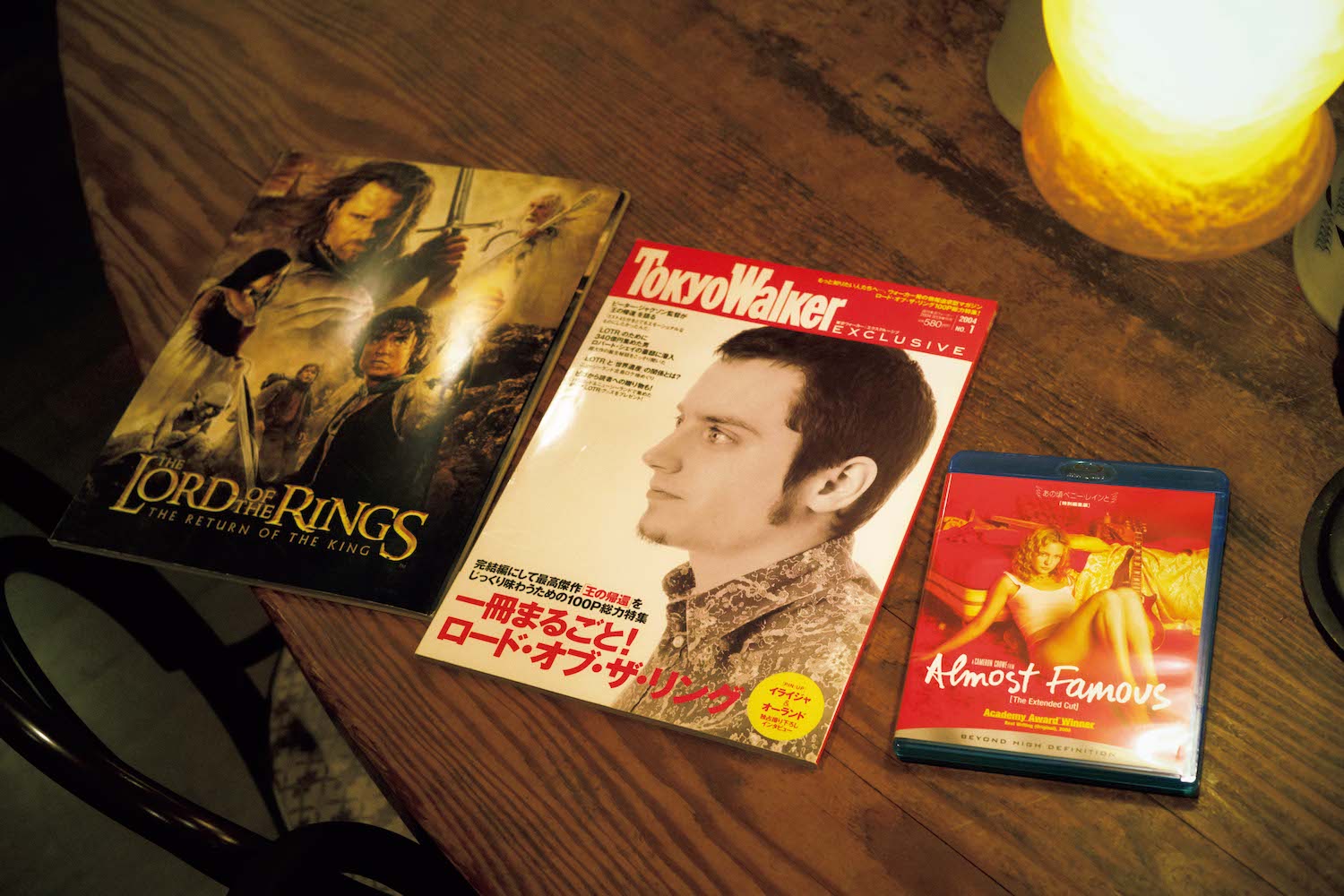 年に一度は観直す『あの頃ペニー・レインと』のDVD。大事に保存してある『東京ウォーカー エクスクルーシブ』の『ロード・オブ・ザ・リング』特集号とパンフレット。吉田恵里香 | 年に一度は観直す『あの頃ペニー・レインと』のDVD。大事に保存してある『東京ウォーカー エクスクルーシブ』の『ロード・オブ・ザ・リング』特集号とパンフレット。